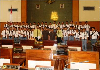 Siswa SMK Karnas berfoto bersama dengan anggota Dewan seusai kegiatan.